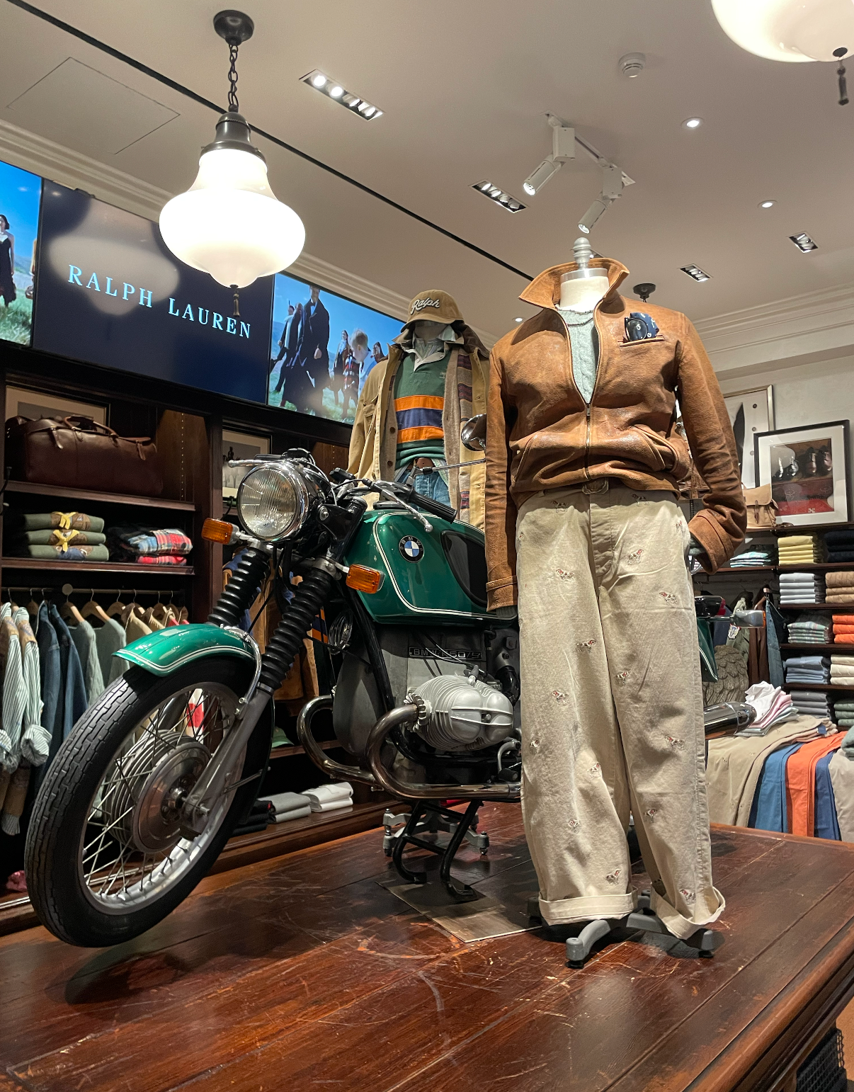 Moto clásica montada en un escaparate