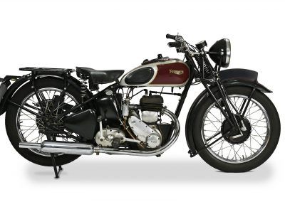 Moto clásica marca Triumph, modelo 3S de 1938. Foto del perfil derecho.
