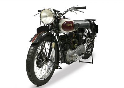Moto clásica marca Triumph, modelo 3S de 1938. Foto de 3/4.
