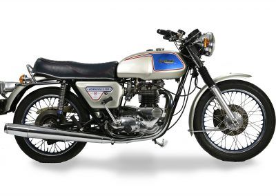 Moto clásica marca Triumph, modelo Bonneville de 1977. Foto del perfil derecho.