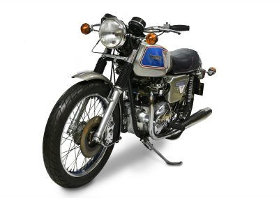 Moto clásica marca Triumph, modelo Bonneville de 1977. Foto de 3/4.
