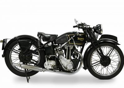 Moto clásica marca Triumph, modelo L de 1936. Foto del perfil derecho.