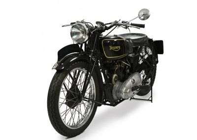 Moto clásica marca Triumph, modelo L de 1936. Foto de 3/4.