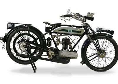 Moto clásica marca Triumph, modelo P de 1926. Foto del perfil derecho.