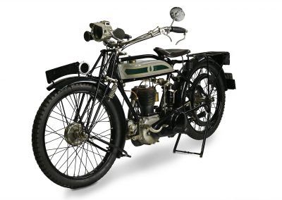 Moto clásica marca Triumph, modelo P de 1926. Foto de 3/4.