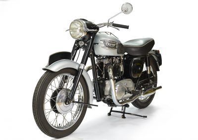 Moto clásica marca Triumph, modelo Thunderbird de 1958. Foto de 3/4.